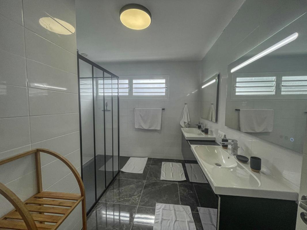 18.Location villa piscine Saint François Guadeloupe_Chambre 1 et 2 RDC